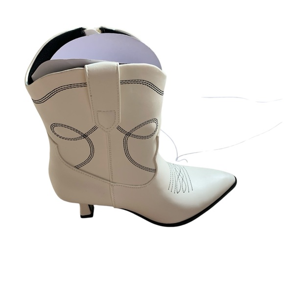 Jenson Western Ankle Boots with Memory Foam Insole Universal Thread
Color:cream - Picture 3 of 5